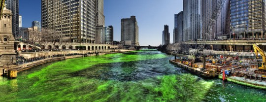 La riviÃ¨re Chicago teintÃ©e en vert pour la Saint-Patrick