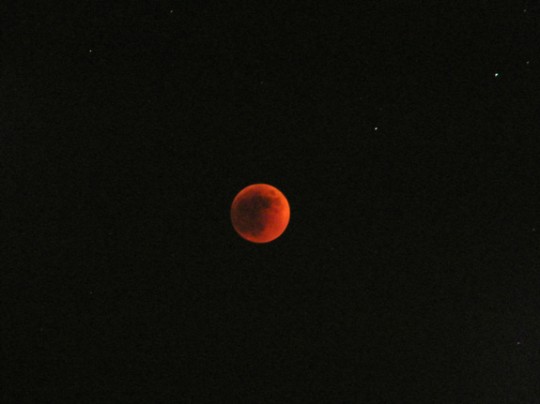 L'Ã©clipse de lune Ã  son apogÃ©e, la lune devient rouge sang